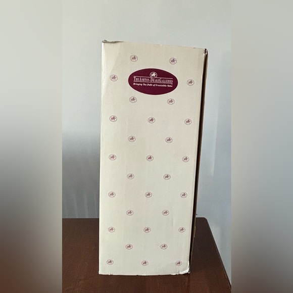 Ashton-Drake Georgetown
Collection Porcelain Doll - Ellie by
Jane Zidjunas - Picture 10 of 12